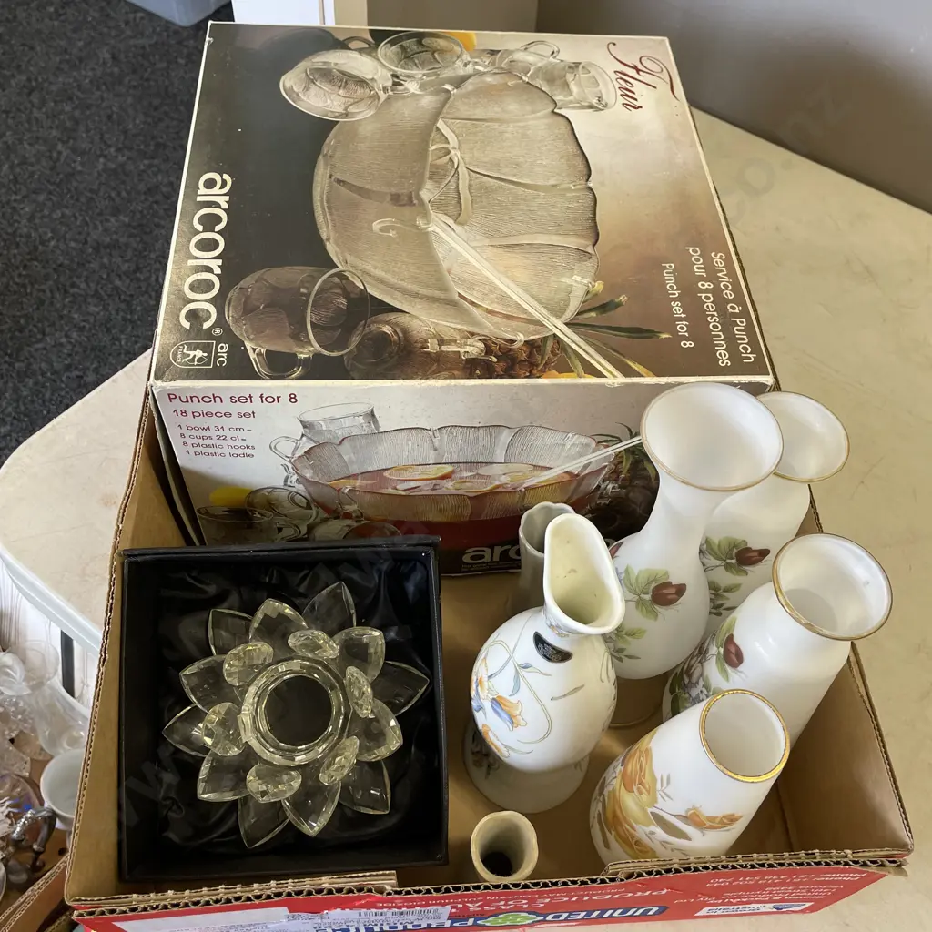 Box of assorted glassware and ceramics Image 1++