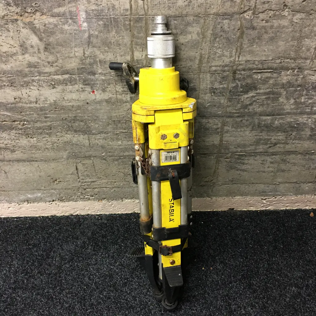 Stabila BST-K-M, Construction Tripod with Crank Column - Rusty & Missing Tripod Head Image 1++