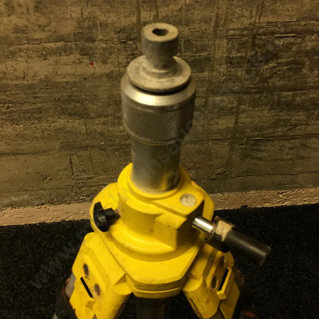Stabila BST-K-M, Construction Tripod with Crank Column - Rusty & Missing Tripod Head Image 1++