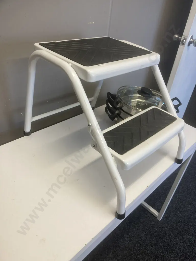 White Stepstool (150Kg) With 2 Steamer Pot Image 1++