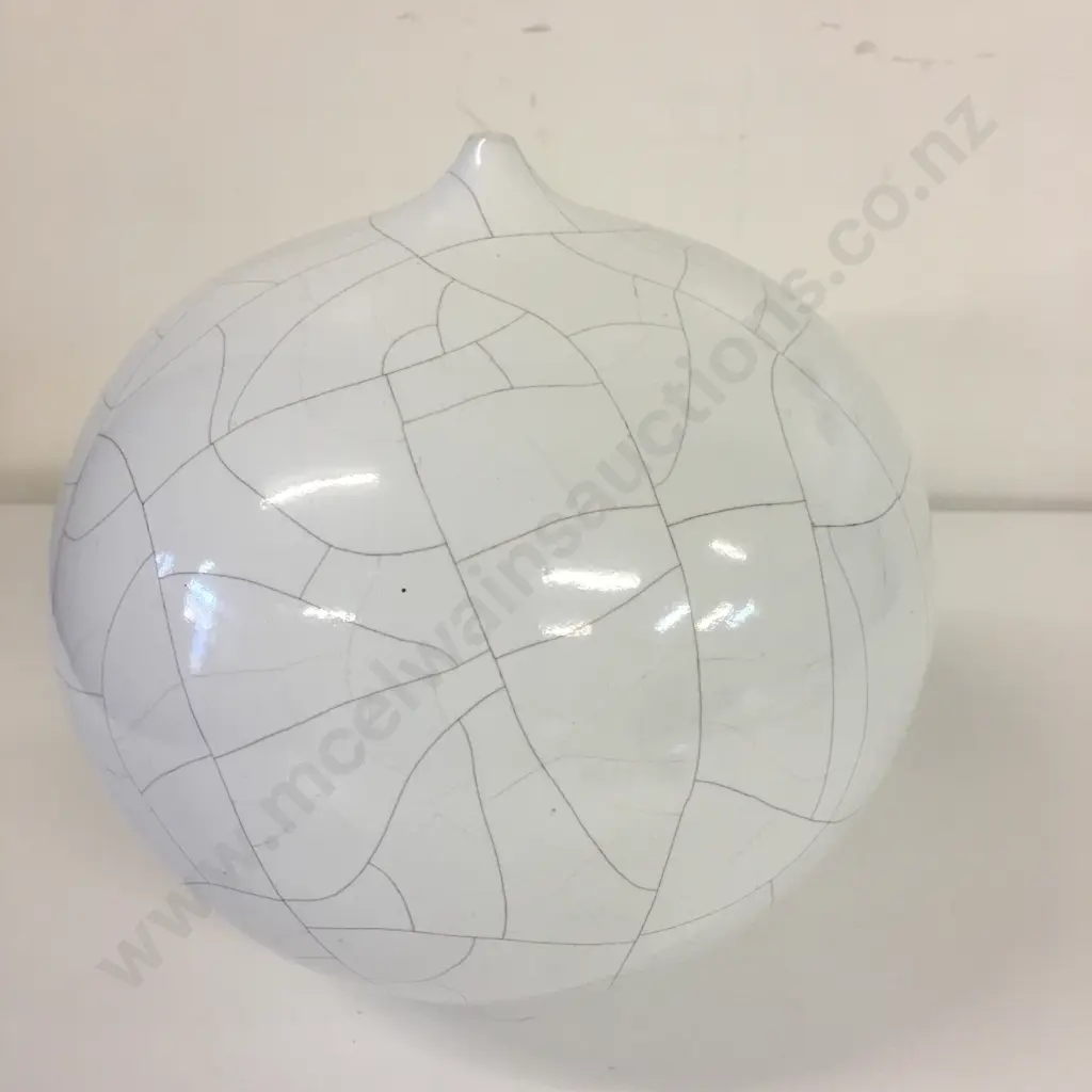 Round White Glazed Minimalist Vase With Line Detail H21cm Image 1++