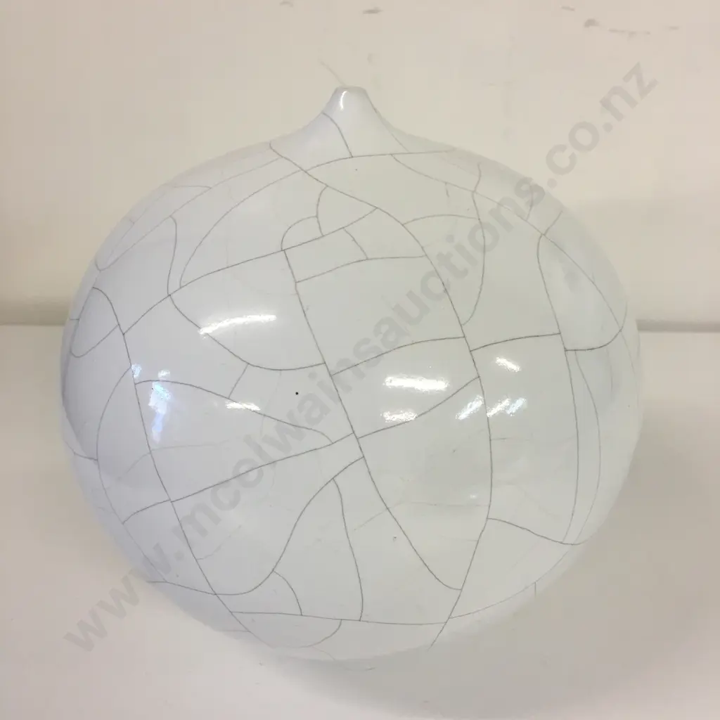 Round White Glazed Minimalist Vase With Line Detail H21cm Image 1++