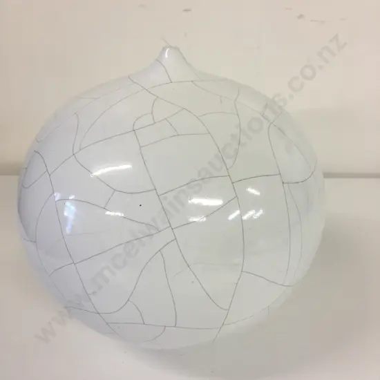 Round White Glazed Minimalist Vase With Line Detail H21cm