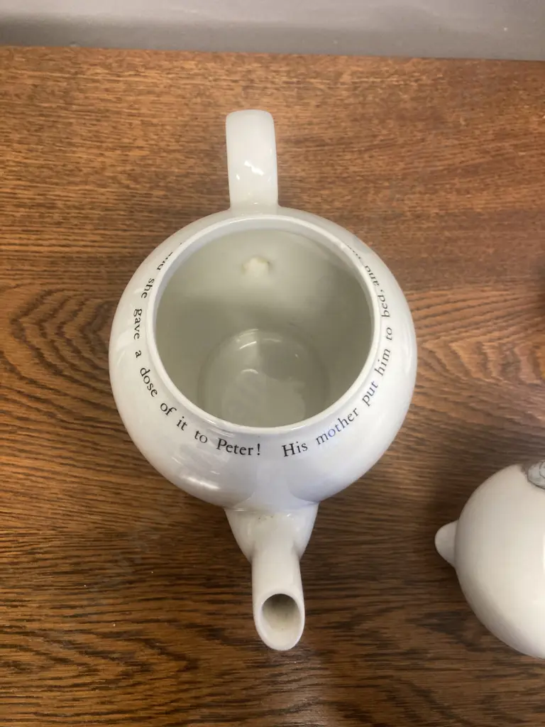 Wedgwood Beatrix Potter Peter Rabbit Large Teapot & Milk Jug Image 1++