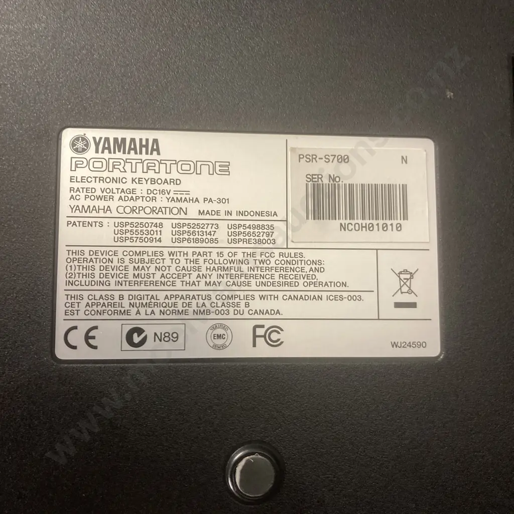 Yamaha Portatone Electronic Keyboard PSR-S700 With Padded Case, Keyboard Stand & Manual Image 1++