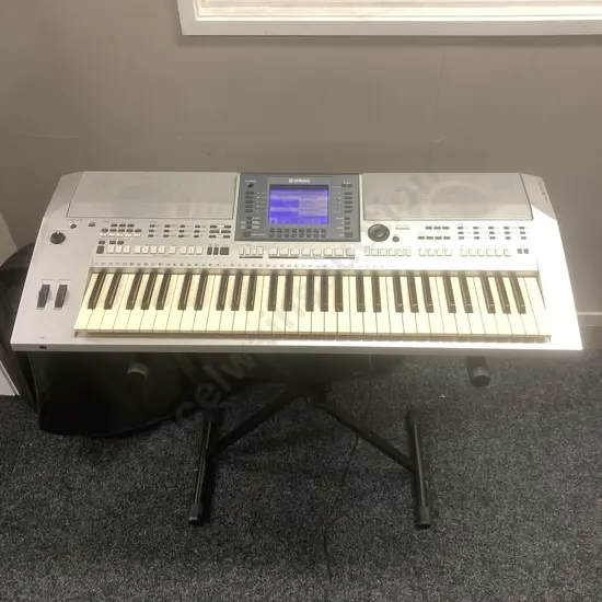 Yamaha Portatone Electronic Keyboard PSR-S700 With Padded Case, Keyboard Stand & Manual