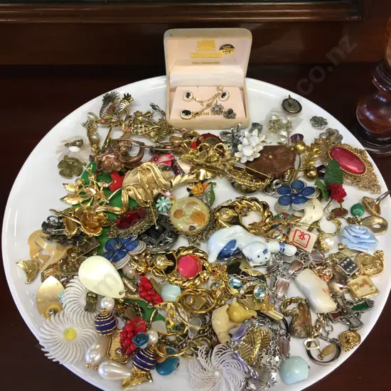 Assortment of Vintage Jewellery