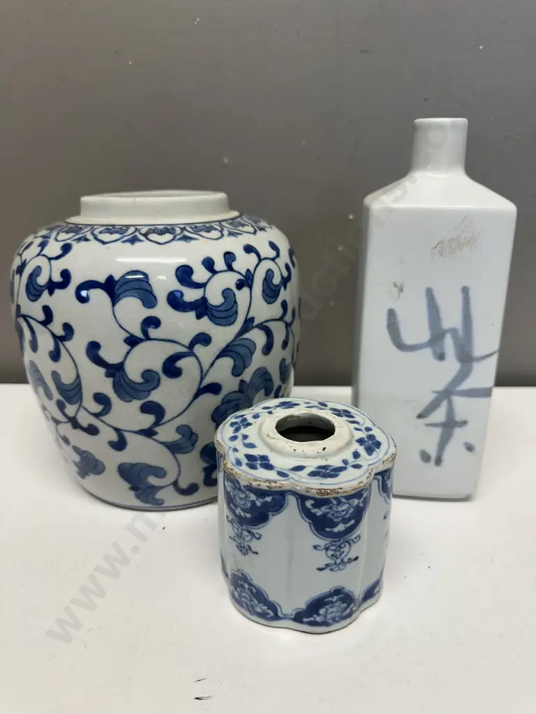 Selection Of Blue & White Vintage Vases Image 1++
