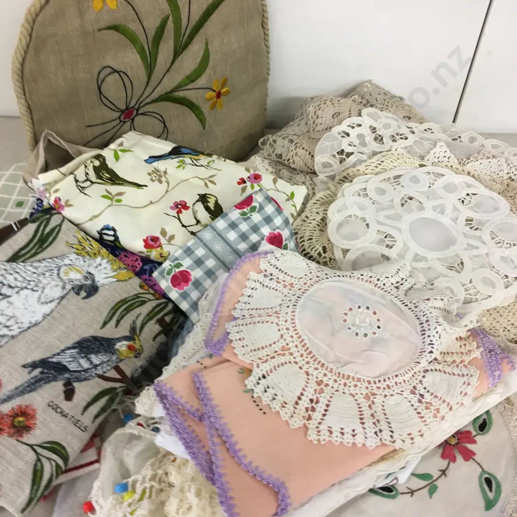Selection of Vintage Linen Including Retro Tea Towels Etc Image 1++