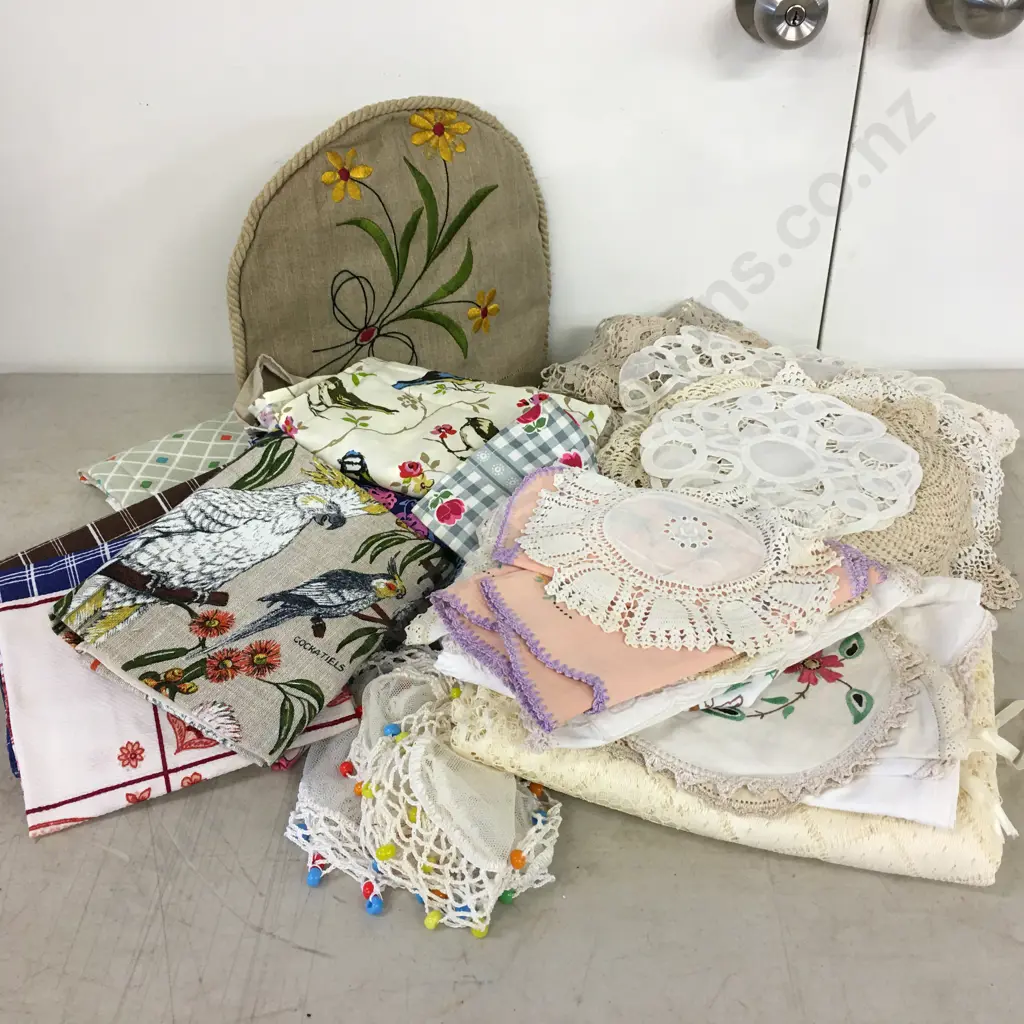 Selection of Vintage Linen Including Retro Tea Towels Etc Image 1++