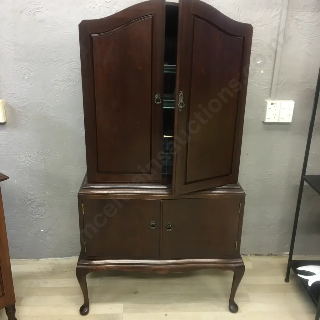 Queen Anne Mahogany Cocktail Cabinet, Mirrored, Cabriole Legs, Glass Shelves & Slide Out Glass Shelf Image 1++