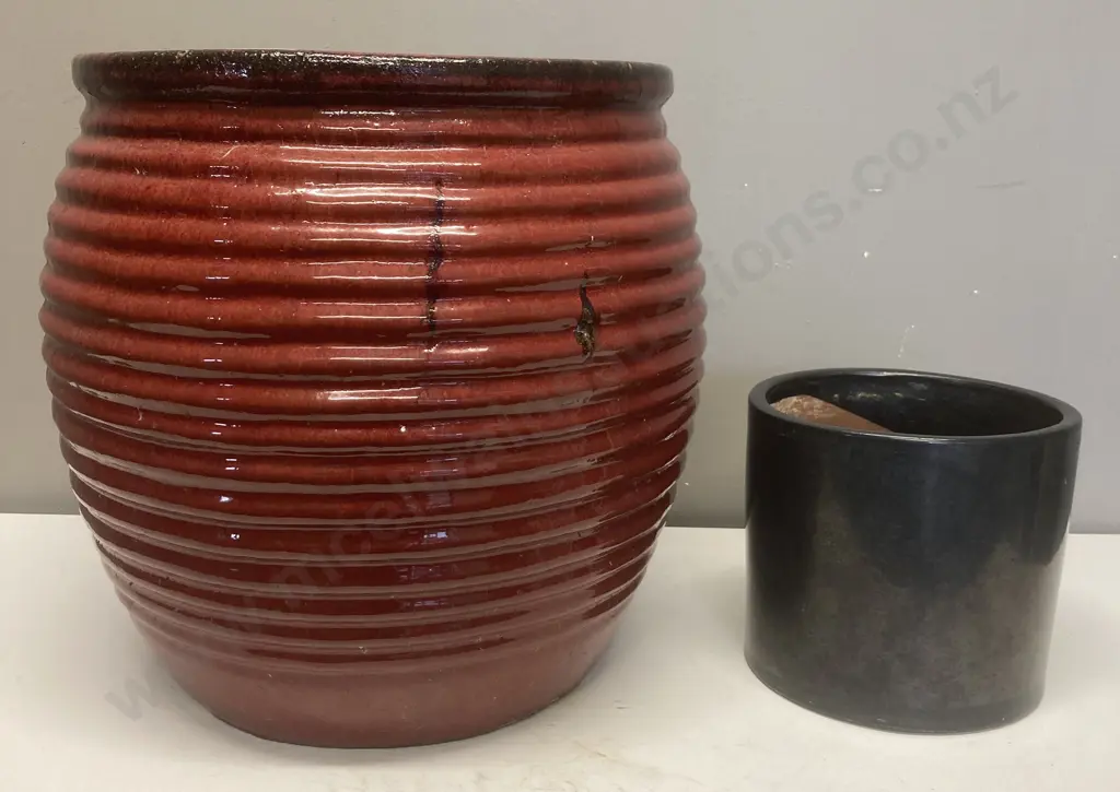 Red & Black Glazed Ceramic Planter, 36 x 37cm With Horizontal Ribbing. Small Black Colour Plant Pot Image 1++