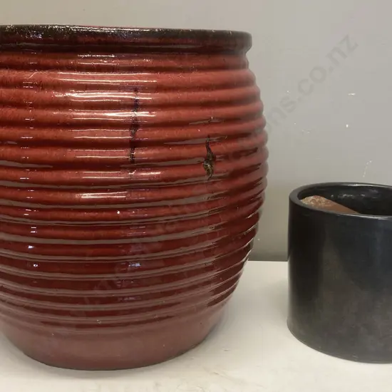 Red & Black Glazed Ceramic Planter, 36 x 37cm With Horizontal Ribbing. Small Black Colour Plant Pot