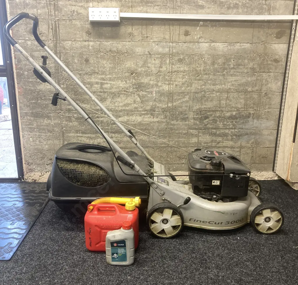 Lawnmaster Finecut 5000 Lawnmower With Catcher. Briggs & Stratton 650 i/c 190cc With Fuel Container & Oil Image 1++