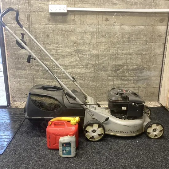 Lawnmaster Finecut 5000 Lawnmower With Catcher. Briggs & Stratton 650 i/c 190cc With Fuel Container & Oil