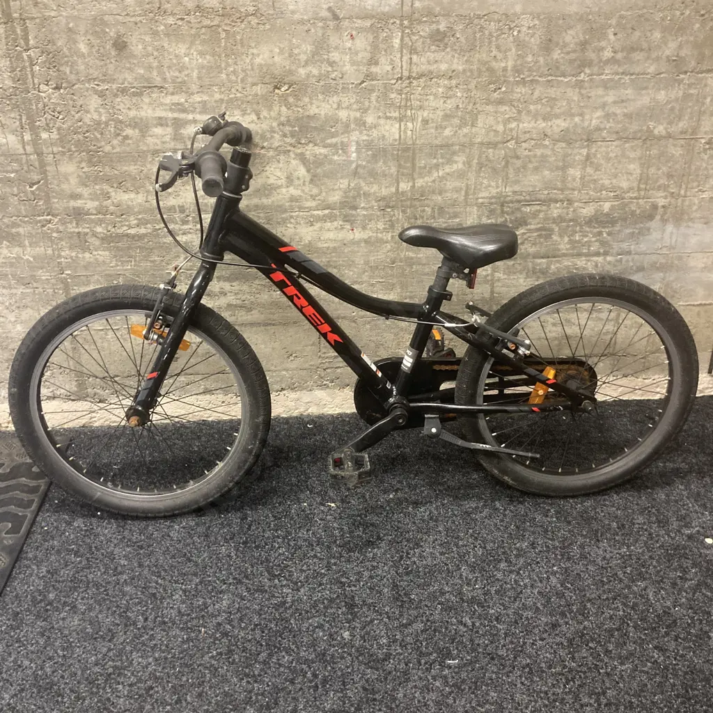 Trek Kids Bike, Black & red Image 1++