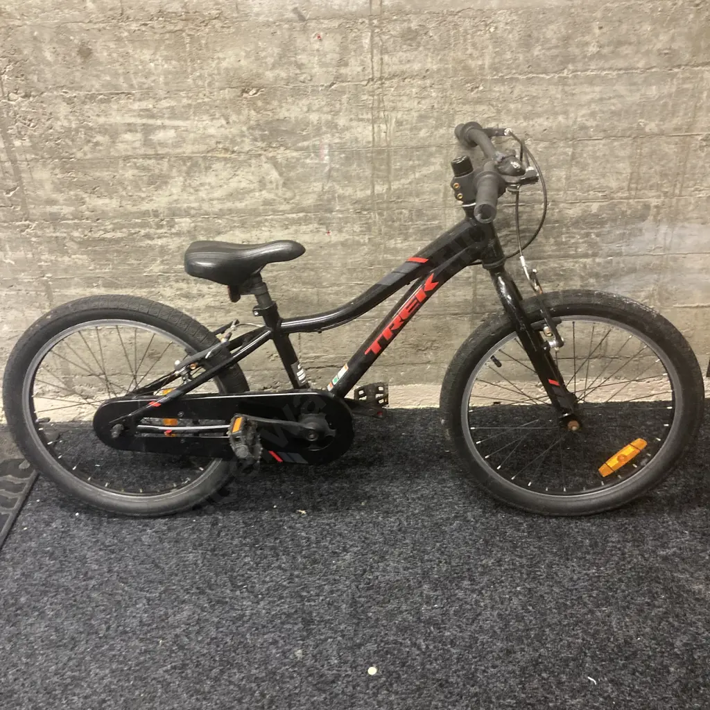 Trek Kids Bike, Black & red Image 1++