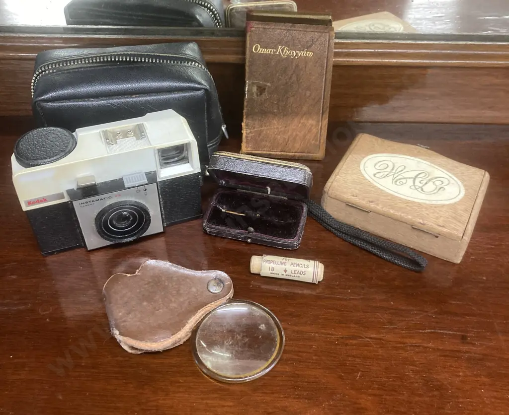 Kodak INSTAMATIC 25 Camera With Case, Made in England With Assorted Vintage Items Image 1++