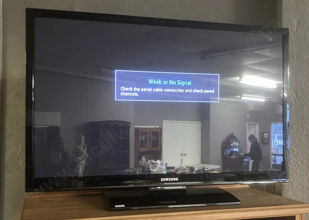 Samsung 43" Series 4 Plasma TV With Remote Control & Manual. Model PS43E450A1M Image 1++