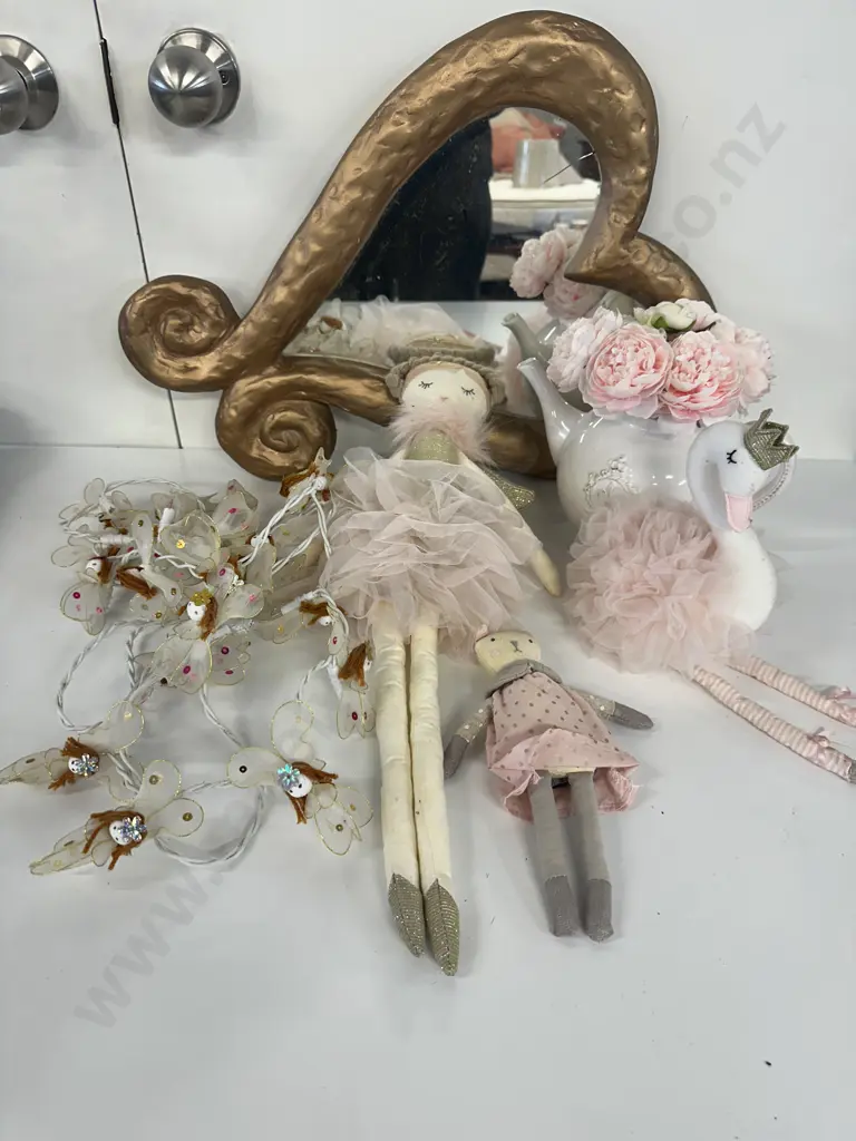Anna Chandler Design Heart Shape Mirror (af) With Zitan Teapot, Soft Toys Etc  Image 1++