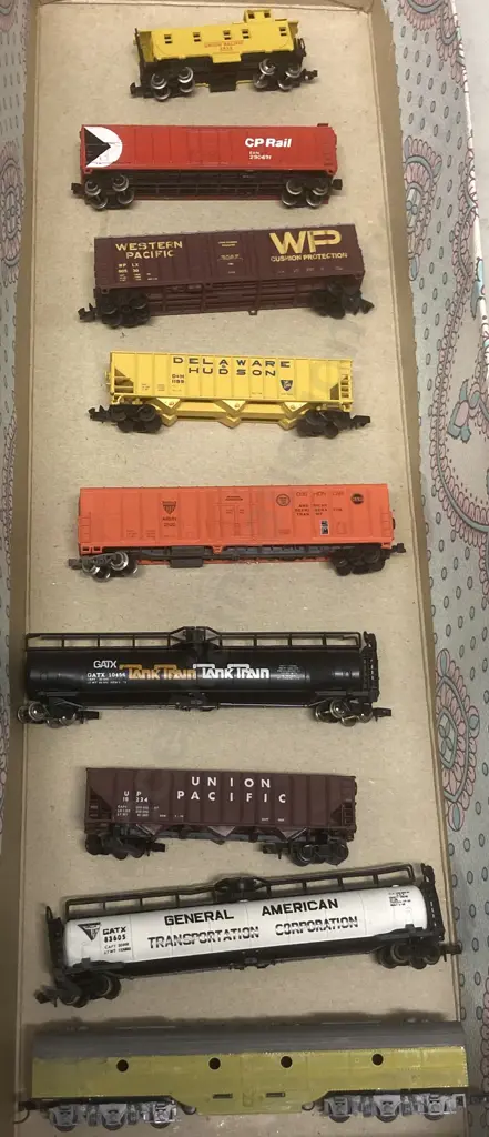 N Gauge Rolling Stock x 9 Image 1++