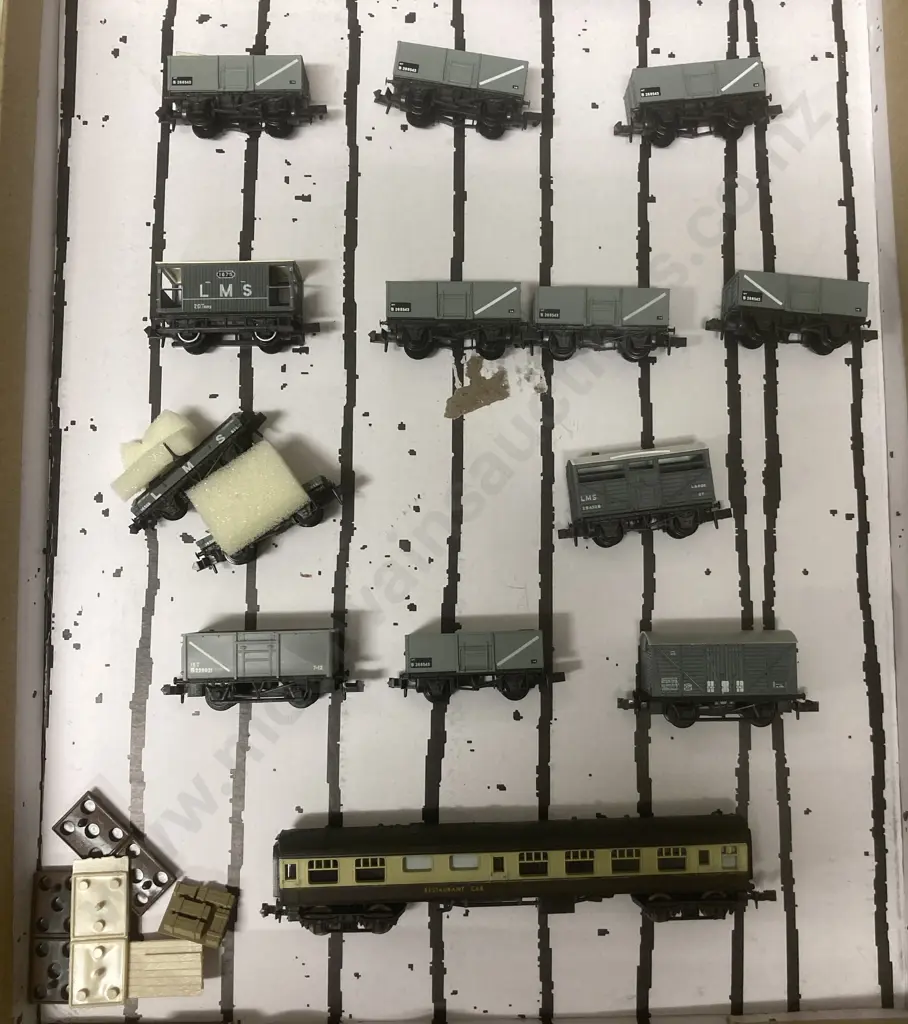 Peco England N Gauge Rolling Stock x 12 & a Lima Italy Restaurant Car Image 1++