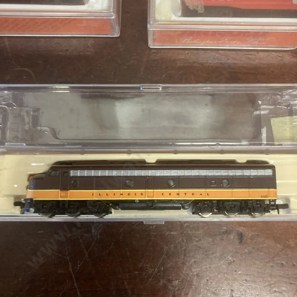 N Scale Illinois Central Locomotive 7188, Arnold 5320 & 5321 Santa Fe #36923, SP 5320 #615504, Red Caboose RM-19107-26 Image 1++