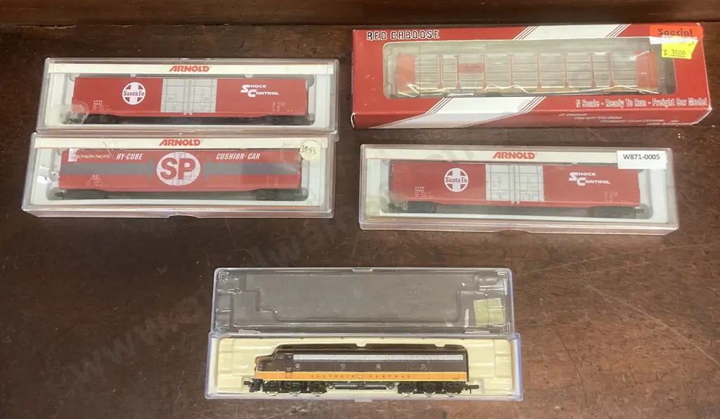 N Scale Illinois Central Locomotive 7188, Arnold 5320 & 5321 Santa Fe #36923, SP 5320 #615504, Red Caboose RM-19107-26 Image 1++