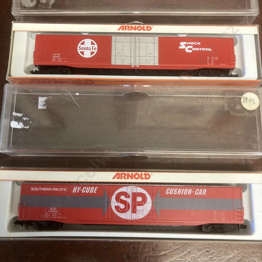 N Scale Illinois Central Locomotive 7188, Arnold 5320 & 5321 Santa Fe #36923, SP 5320 #615504, Red Caboose RM-19107-26 Image 1++