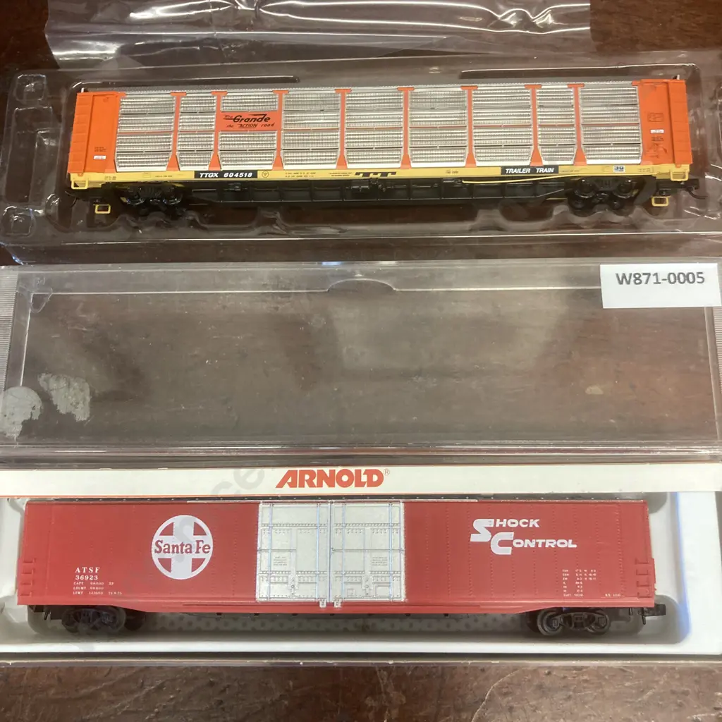N Scale Illinois Central Locomotive 7188, Arnold 5320 & 5321 Santa Fe #36923, SP 5320 #615504, Red Caboose RM-19107-26 Image 1++