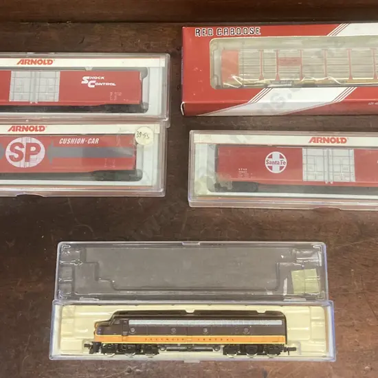 N Scale Illinois Central Locomotive 7188, Arnold 5320 & 5321 Santa Fe #36923, SP 5320 #615504, Red Caboose RM-19107-26