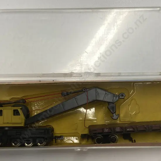 Boxed N Gauge Roco 2350 6-axle Crane Wagon with German Federal Railways (DB) Logo & Match Truck