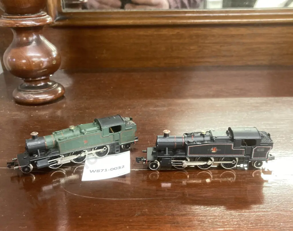 Pair of Graham Farish 1605 B Class 81xx 2-6-2T 8100, 1 In BR Black & 1 In BR Green Image 1++