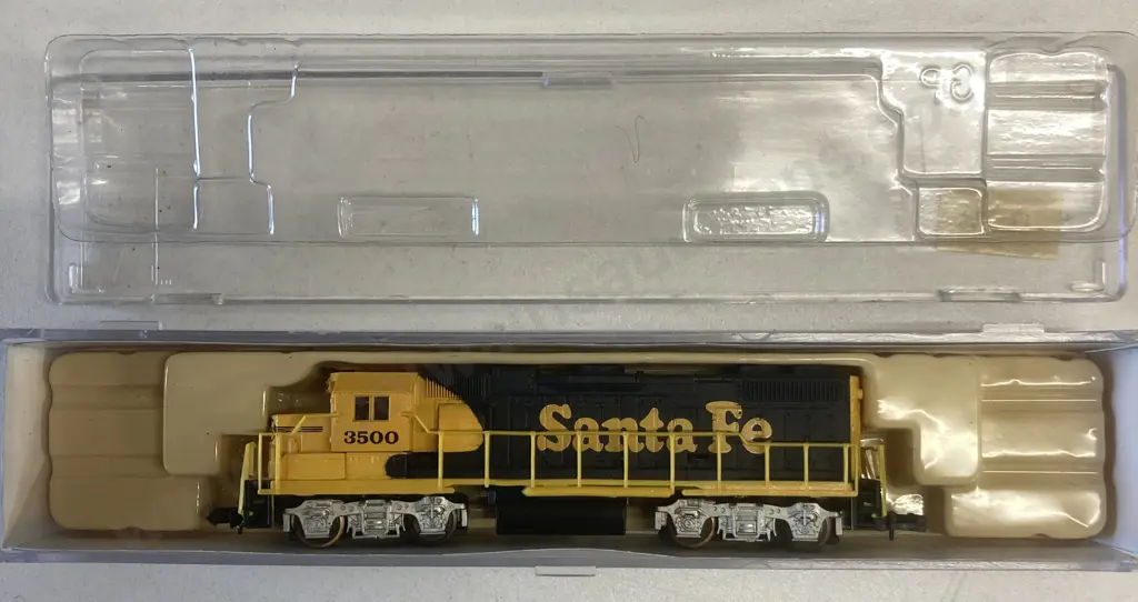 N Scale Life-Like 7843 EMD GP-38 Locomotive Sante Fe #3500, Boxed Image 1++