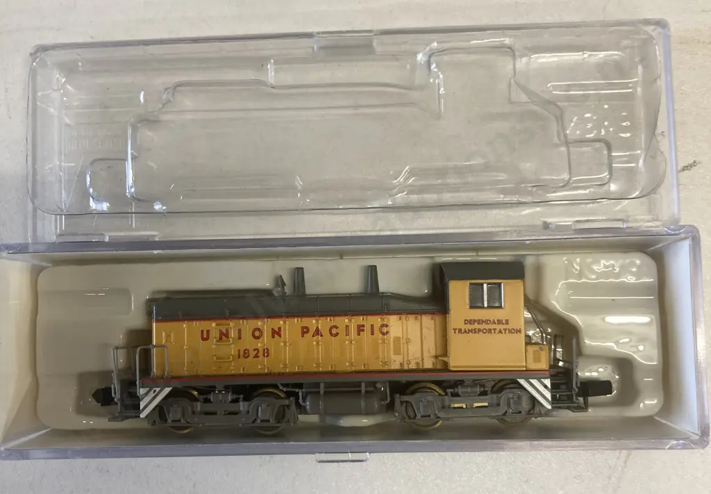 N Scale Life-Like 7897 Union Pacific SW9/1200 Diesel Switcher #1828, Boxed Image 1++