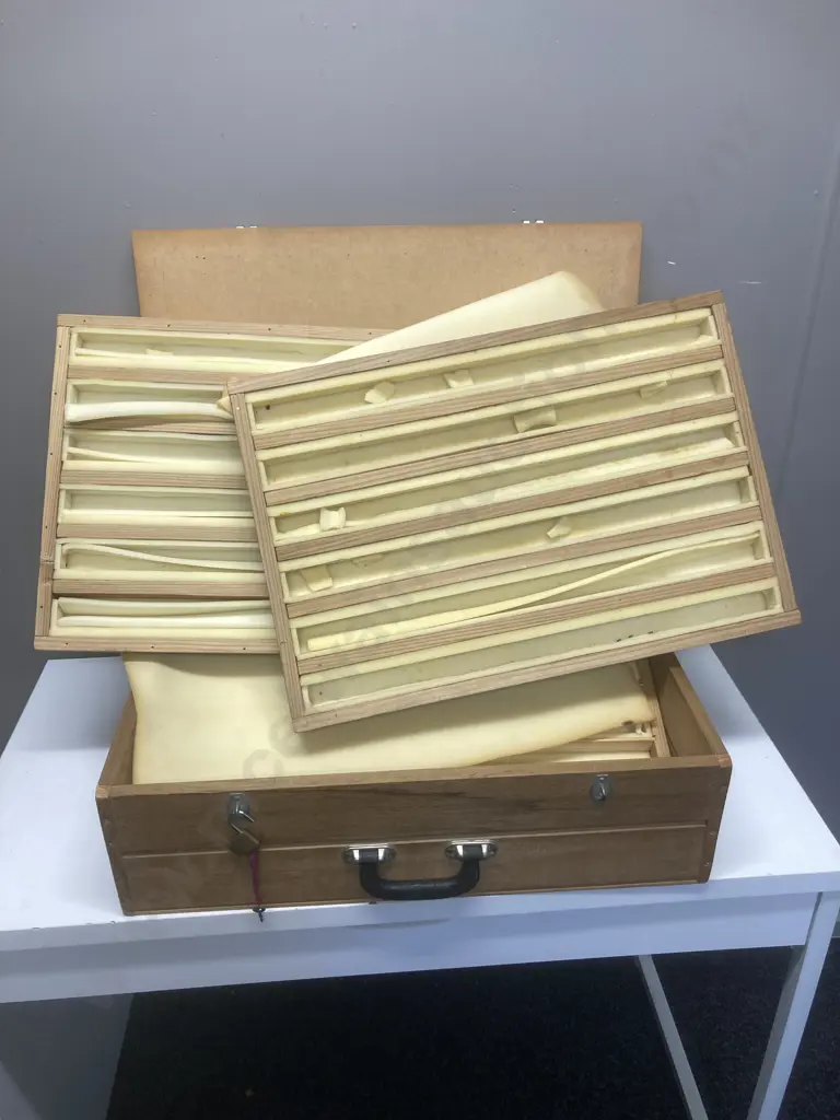 Wooden Case With 3 Lift Out Trays, Lockable, Spacing In Trays Adjusts (Used For N Gauge Railway) Image 1++