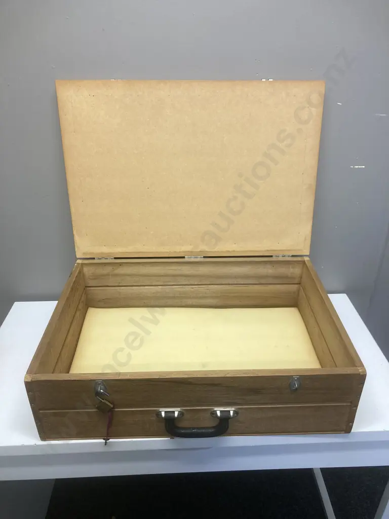 Wooden Case With 3 Lift Out Trays, Lockable, Spacing In Trays Adjusts (Used For N Gauge Railway) Image 1++