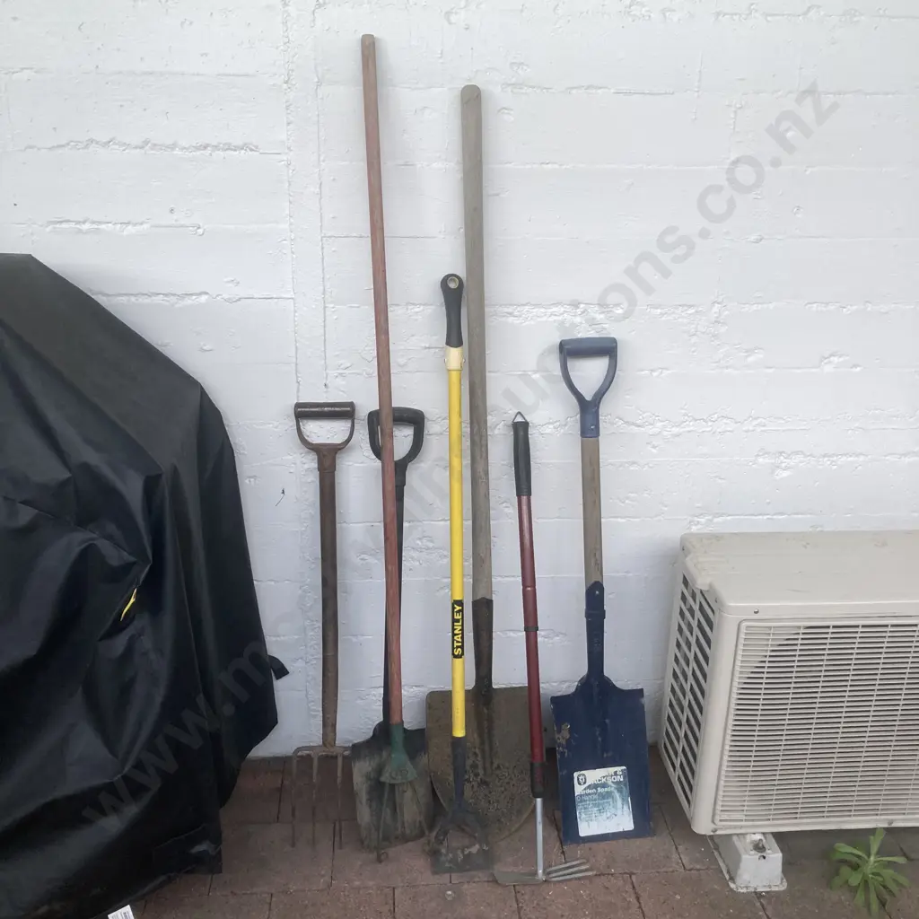 Bundle of Assorted Garden Tools Image 1++
