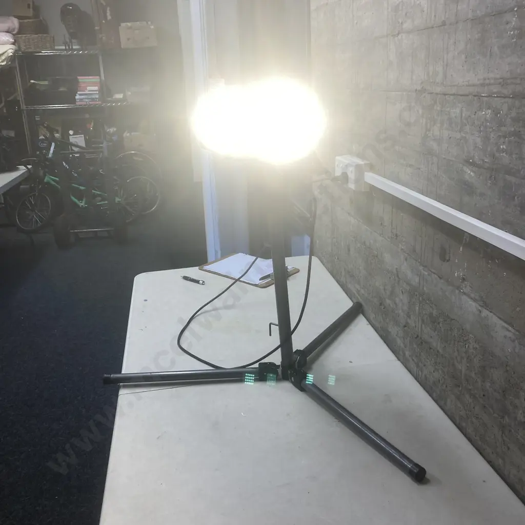 Arlec LED Worklight (Tripod As Found) Image 1++