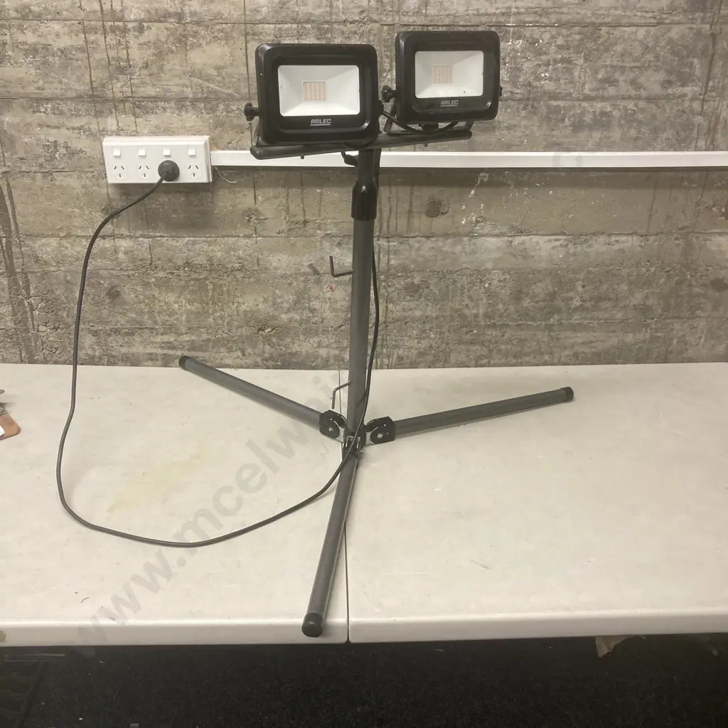Arlec LED Worklight (Tripod As Found) Image 1++