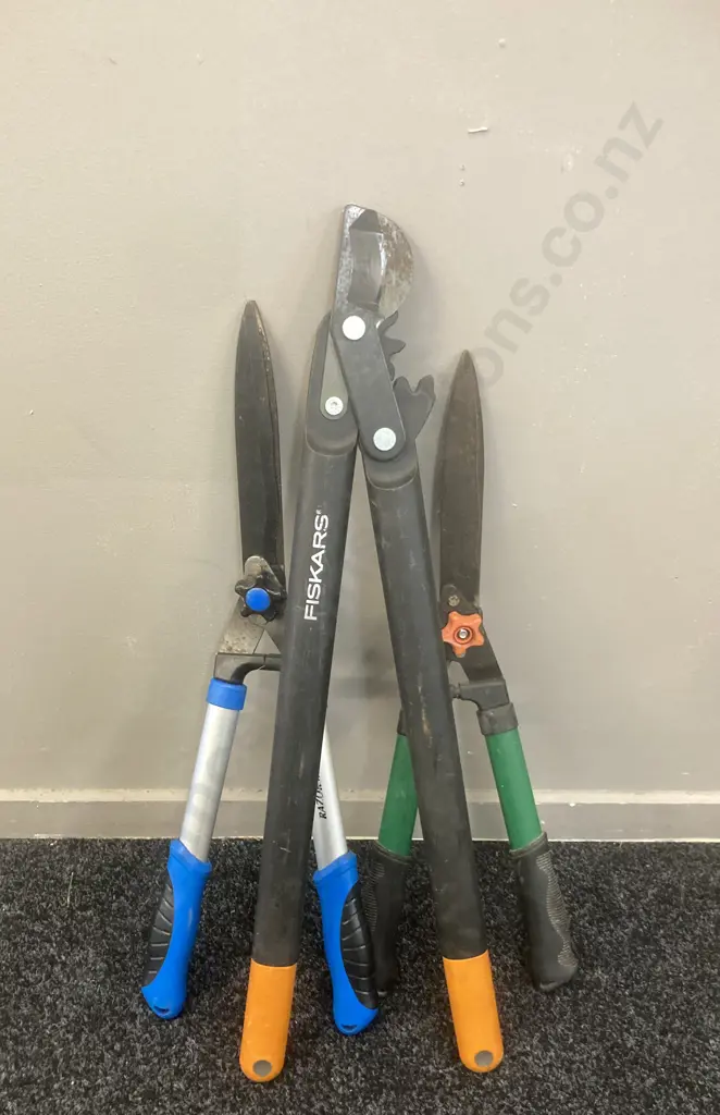 Fiskars Loppers & 2 Pairs of Garden Shears Image 1++