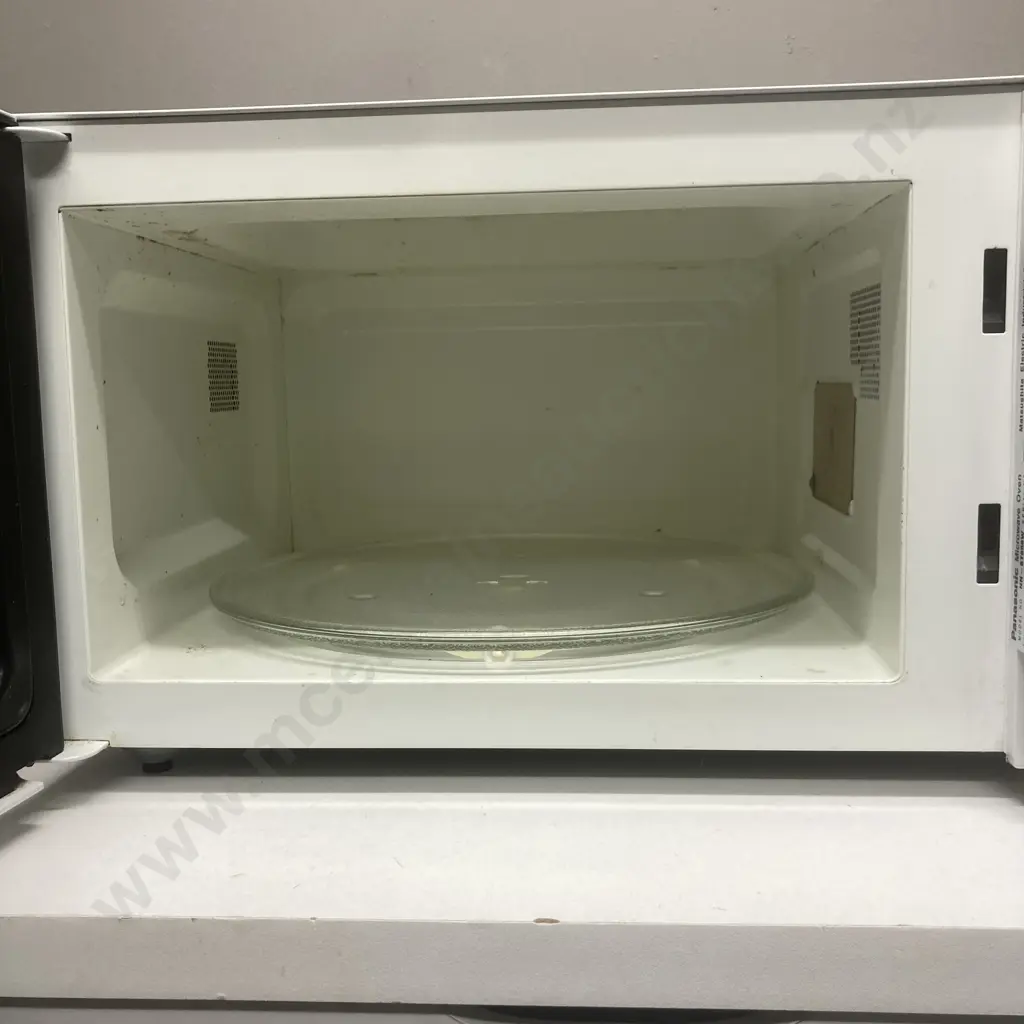 Panasonic Inverter 32 Litre Microwave. Model NN-ST656W Image 1++