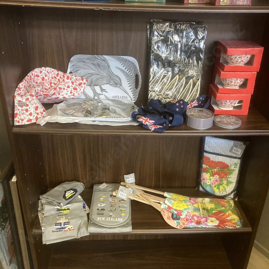 Lot of Assorted New Zealand / Kiwiana Souvenirs Image 1++