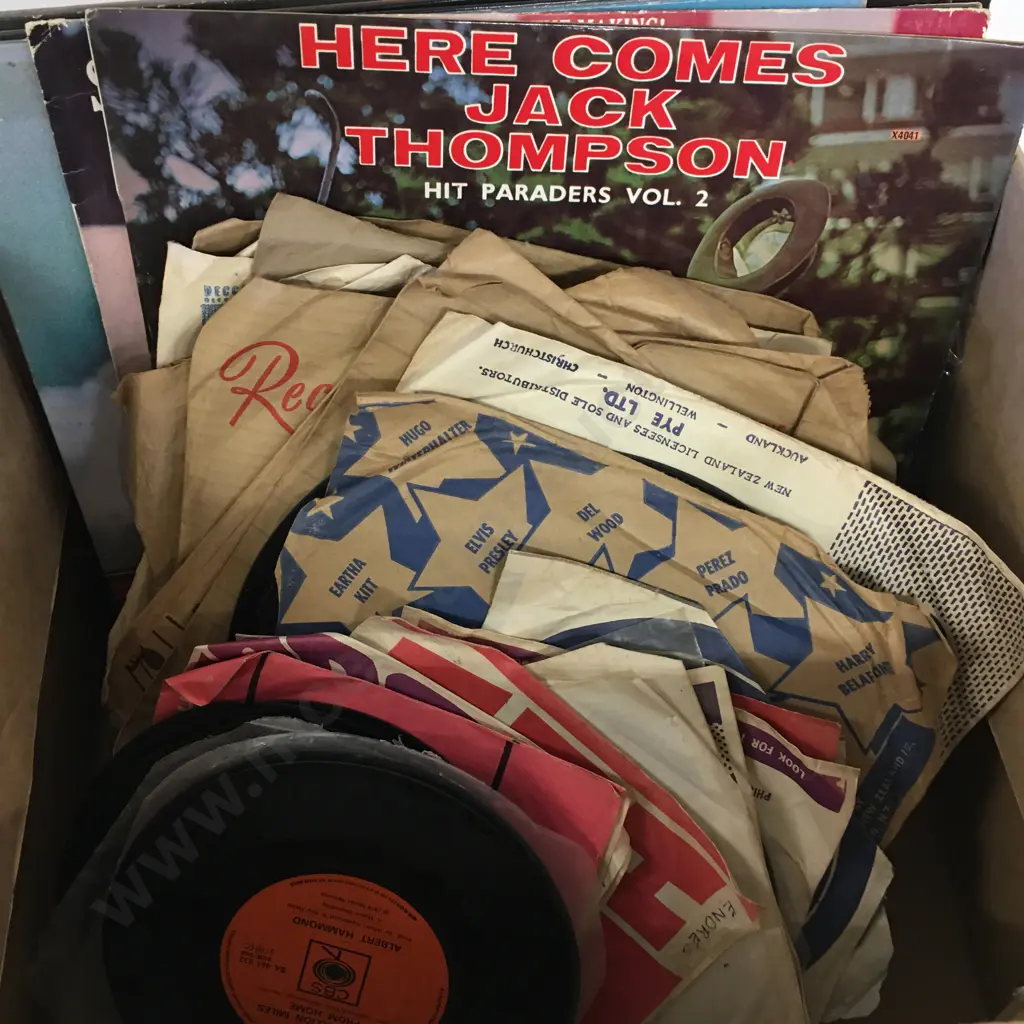 Box lot LPs & 45s, Sanyo RP5150A Radio Image 1++