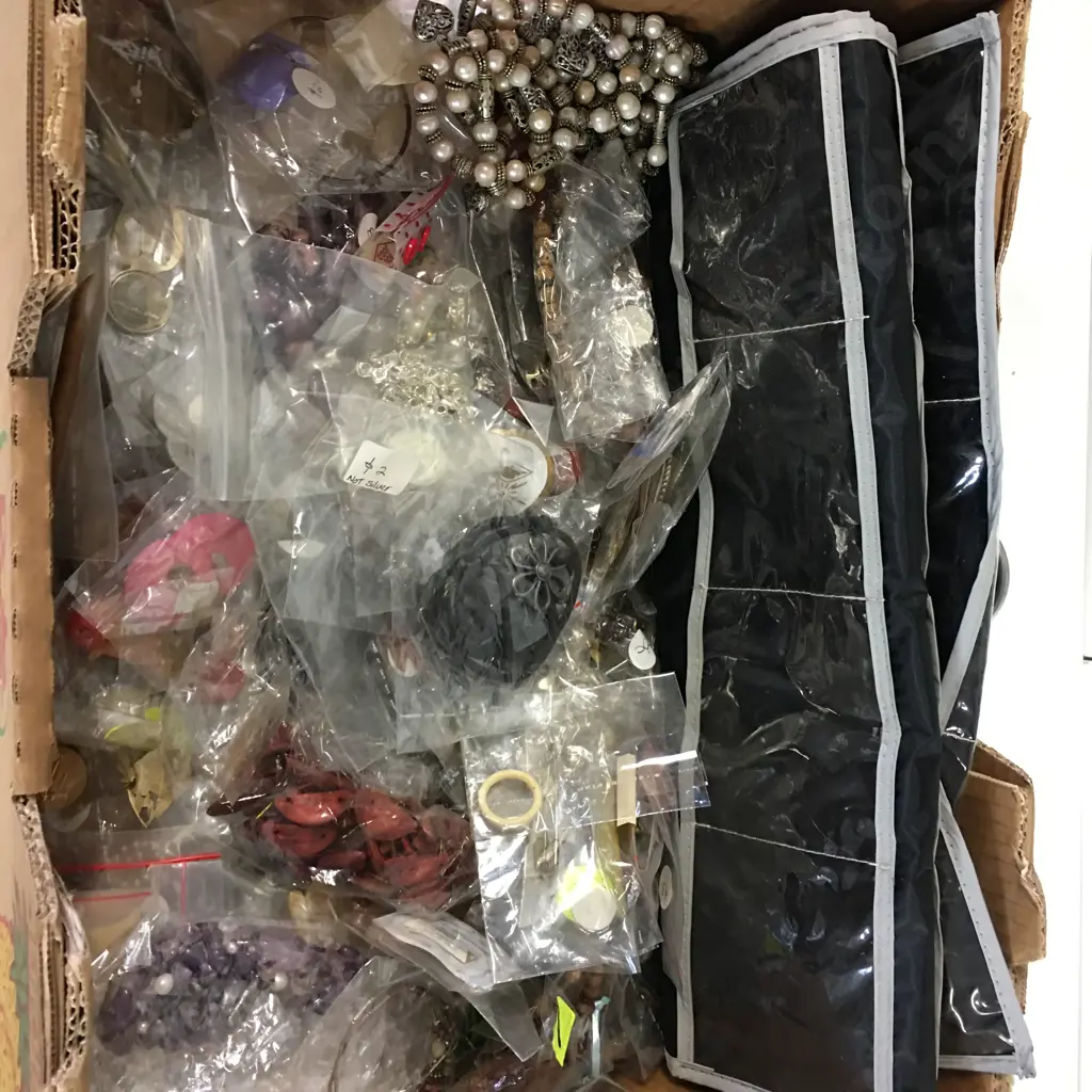 Jewellery Storage Holder & Assorted Costume Jewellery Image 1++