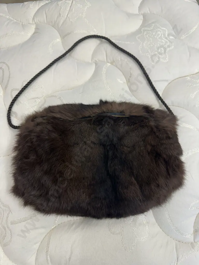 Vintage NZ Fur Purse & Hand Warmer With a Fur Stole "Sterns For Furs" Auckland & Hamilton, NZ Image 1++