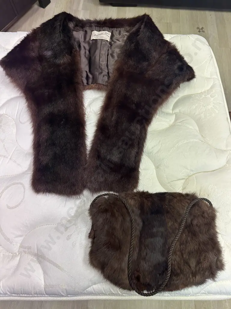 Vintage NZ Fur Purse & Hand Warmer With a Fur Stole "Sterns For Furs" Auckland & Hamilton, NZ Image 1++