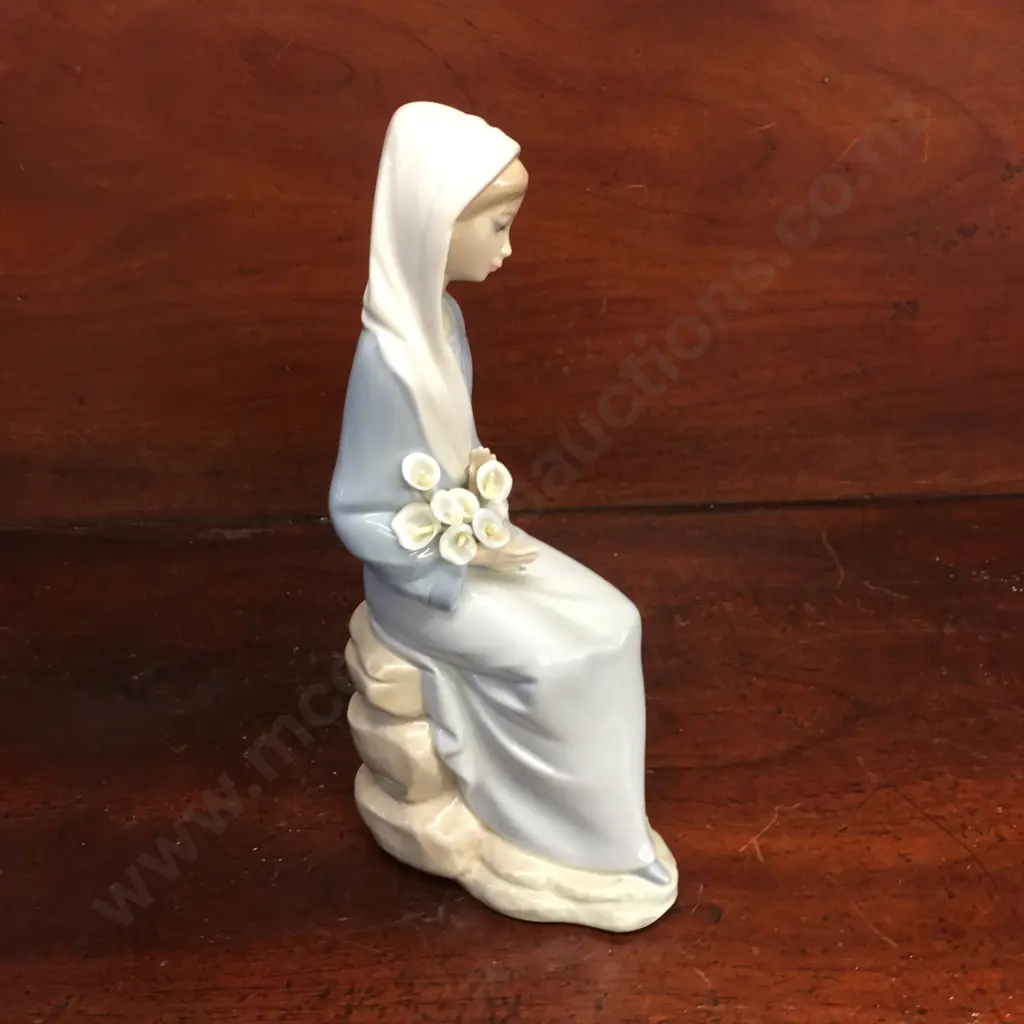 Vintage Lladro Figurine Girl Sitting With Lillies H24cm. Image 1++
