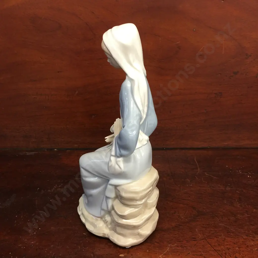 Vintage Lladro Figurine Girl Sitting With Lillies H24cm. Image 1++