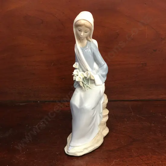 Vintage Lladro Figurine Girl Sitting With Lillies H24cm.